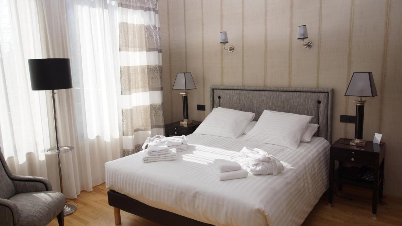 Hotel De Charme L'Oree Du Parc โรม็อง-ซูร์-อีแซร์ ภายนอก รูปภาพ
